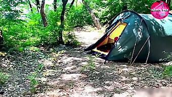 Pego Sozinha Se Masturbando Em Um Ambiente Ao Ar Livre Isolado