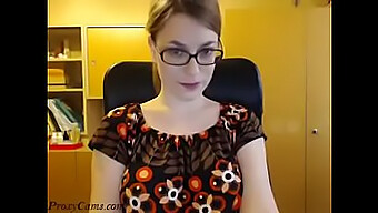 Nerdy Meisje Met Bril Wordt Ondeugend Voor De Webcam - Tease And Please