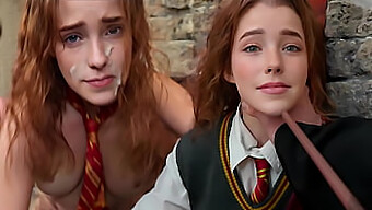 Hermione Grangers Cosplay-Sexscen Med Stora Naturliga Bröst Och Bakifrån