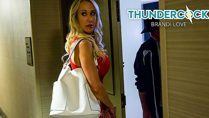 Milf Brandi Love Gir En Blowjob Og Får Ansiktsbehandling Bakfra