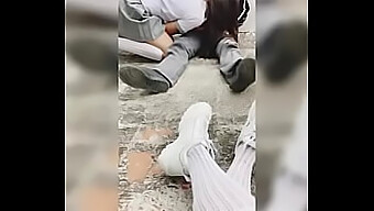 Una Studentessa Latina Universitaria Filma La Sua Amica Che Fa Sesso Orale A Un Ragazzo, Portando A Un Trio