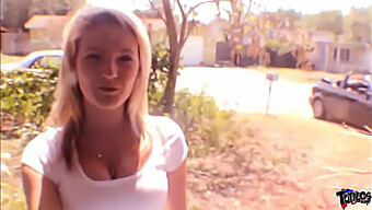 Pov-Video Av Petite Blondine Som Blir Knullet Bakfra Av Stor Svart Kuk