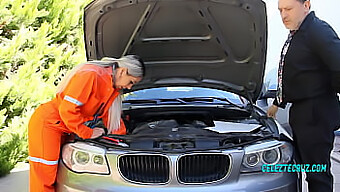 Una Rubia Es Follada Encima De Un Coche Por Un Mecánico Cachondo