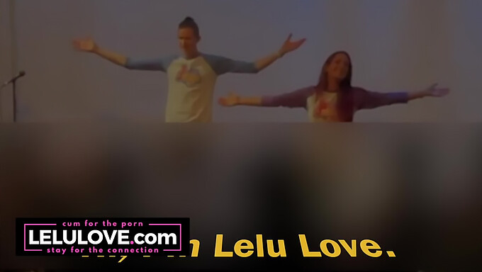 Lelu Love和她的伴侣在他们首次亮相的成人现场表演后分享了他们的惊险经历 - 他们在舞台上的第一次在摄像机后观看